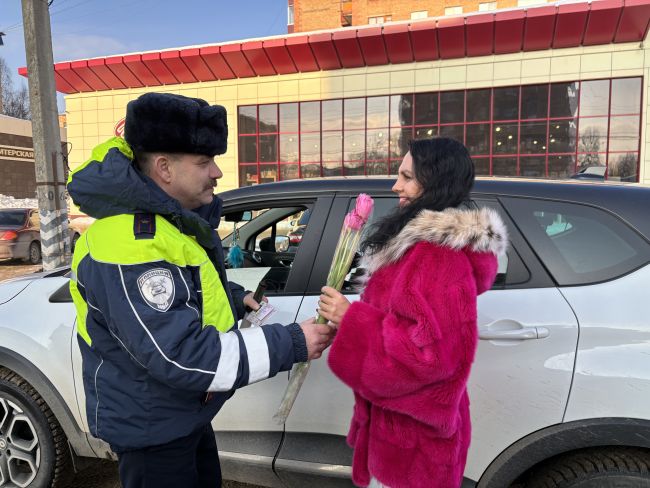 Автоинспекторы подарили ухтинкам цветы