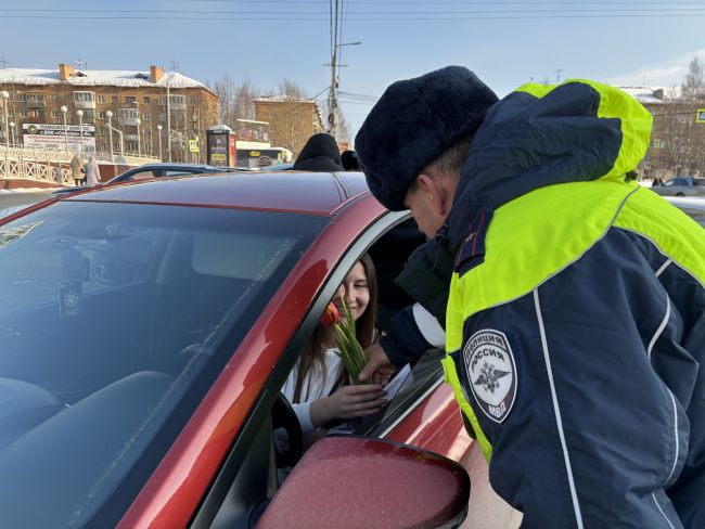 Автоинспекторы подарили ухтинкам цветы